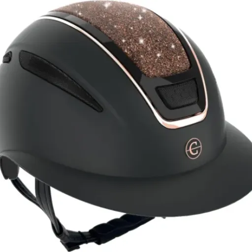 Test Covalliero Elite Polo : un casque d’équitation rose gold qui fait le job sans chichis