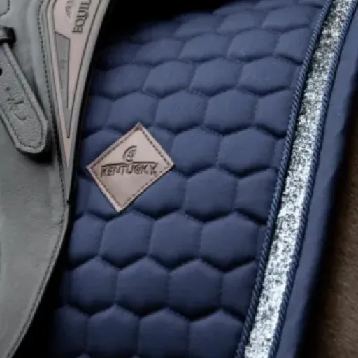 Test Tapis de selle FULL Kentucky Navy Dressage : joli bord glitter, mais surtout pratique au quotidien