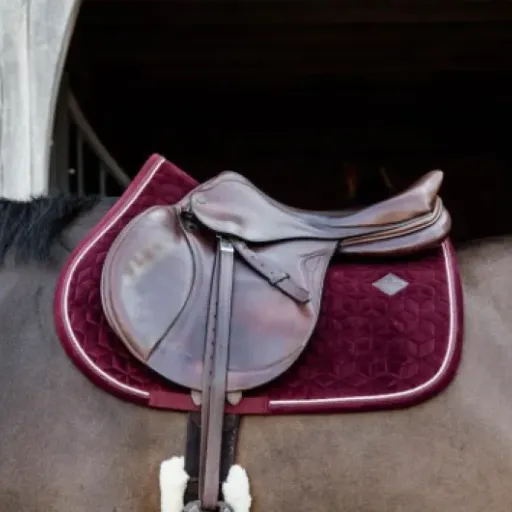 Test Kentucky Tapis de Selle Full Velours Bordeaux : joli sur le dos du cheval, moins fun pour le portefeuille