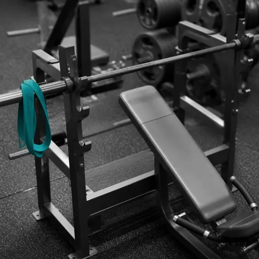 Maîtriser le développé couché à la machine : technique, sécurité et progression pour les pectoraux
